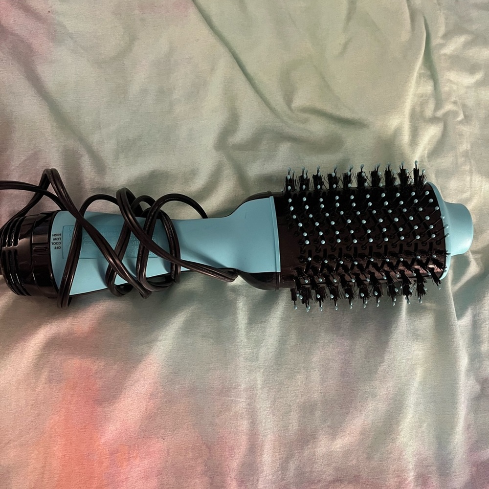 Blow dryer brush